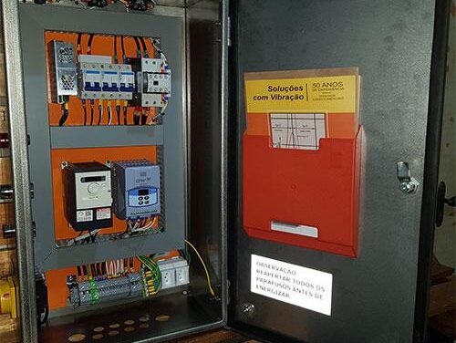 Como as caixas de comando otimizam o controle de máquinas no beneficiamento de frutas e hortaliças