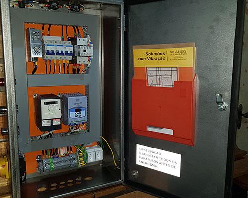 Como as caixas de comando otimizam o controle de máquinas no beneficiamento de frutas e hortaliças