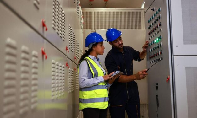 Manutenção de caixas de comando elétrico: o que você precisa saber para evitar paradas